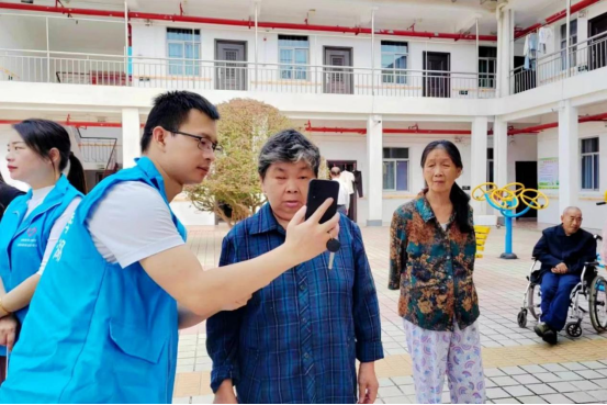 “温暖居保，助您养老”—南湖新区社保中心开展爱老敬老宣传周活动